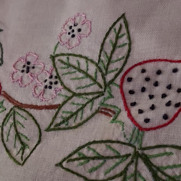 Vintage Handmade Embroidered Strawberry Design Table Cloth With 2 Napkins Set - Picture 7 of 12